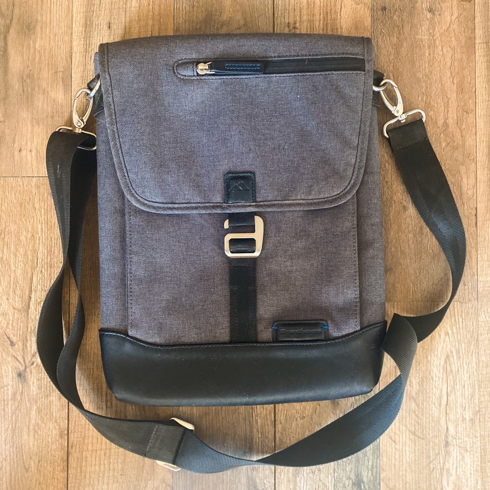 ✨🧡Brenthaven Collins Crossbody Laptop Bag ✨🧡